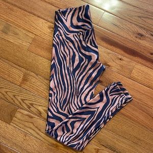 ONZIE HIGH RISE TIGER PRINT LEGGINGS. SIZE S/M